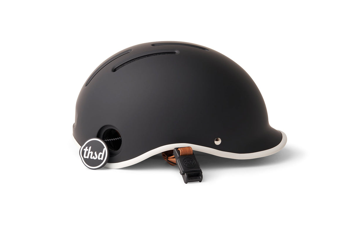 Thousand Heritage 2.0 helmet in Carbon Black, PopLock detail